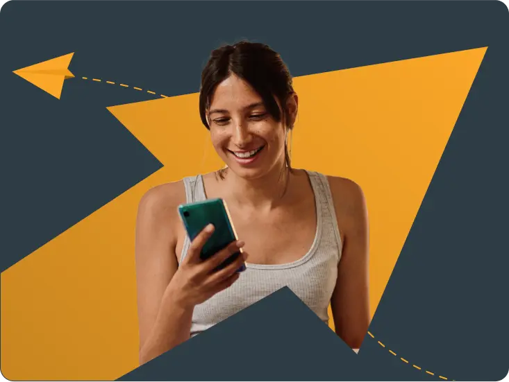 Únete al newsletter EPA - Mujer revisando información financiera en su teléfono